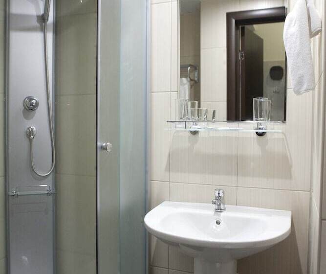 חדר יחיד קלאסי, Russ