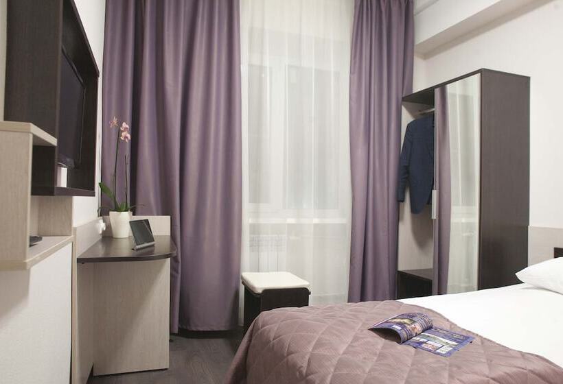 חדר יחיד קלאסי, Russ