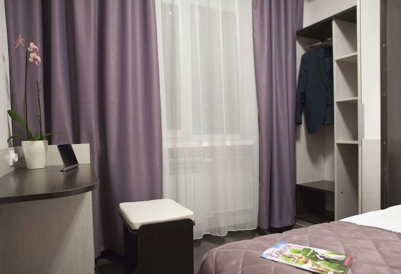 חדר יחיד קלאסי, Russ