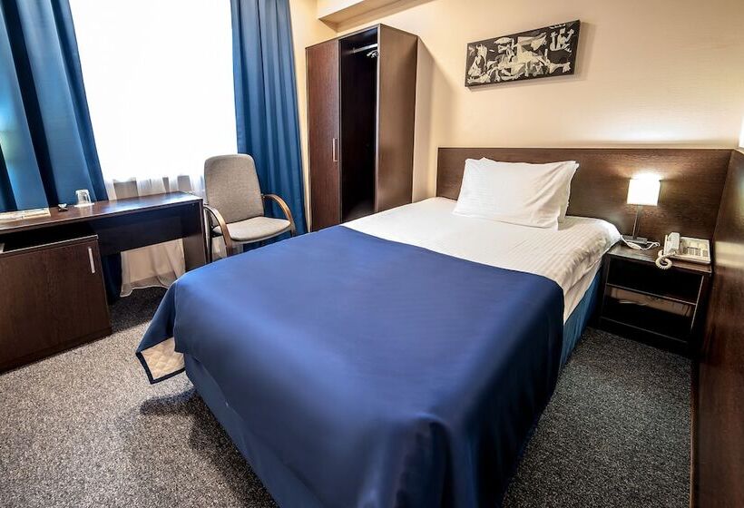 חדר יחיד קלאסי, Russ