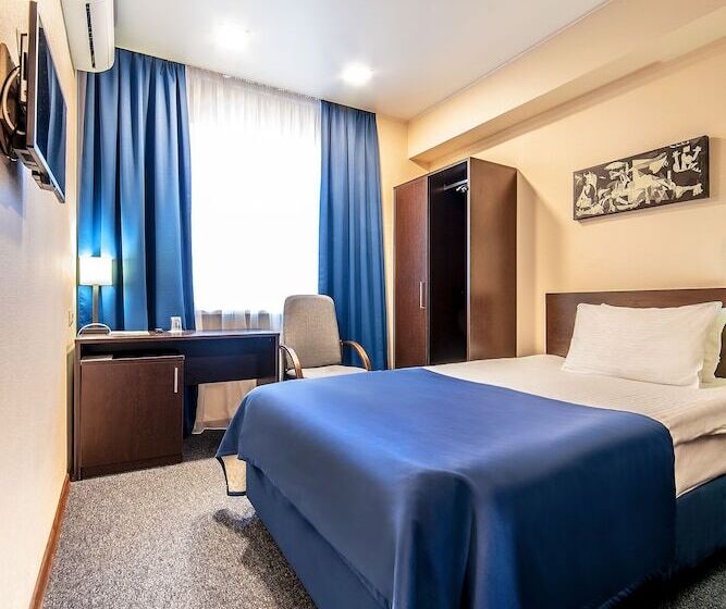 חדר יחיד קלאסי, Russ