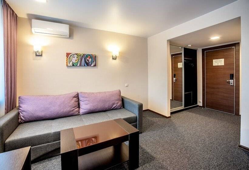 סוויטת ג'וניור, Russ