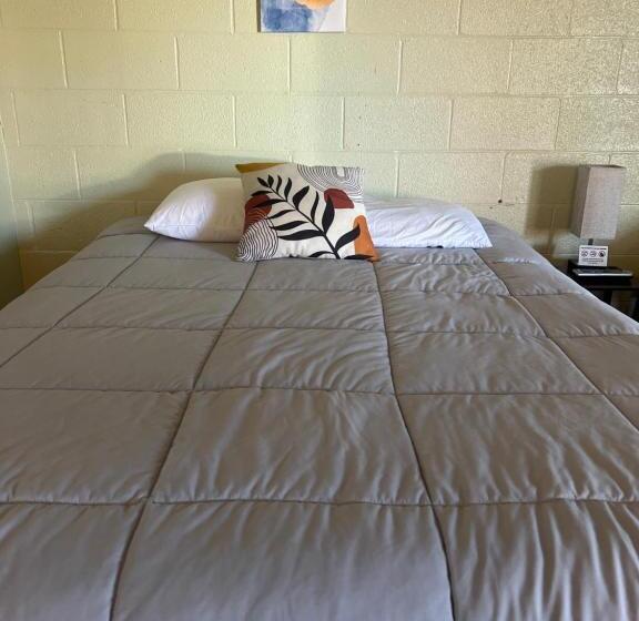 غرفة قياسية, Midtown Inn & Suites