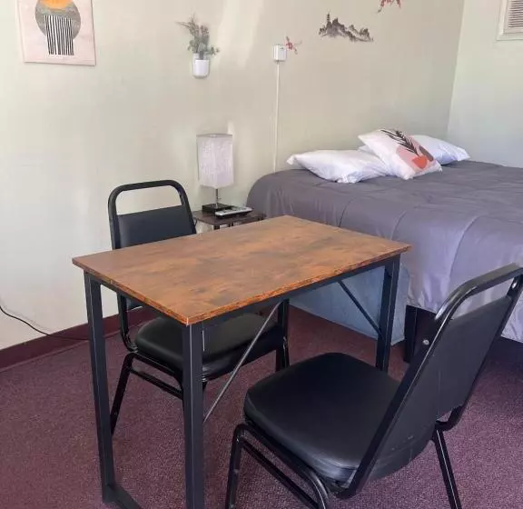 キングサイズベッドのスタンダードルーム, Midtown Inn & Suites