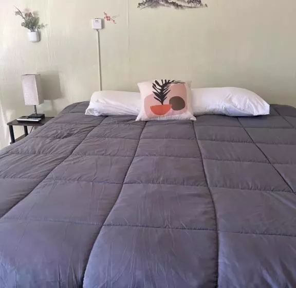 キングサイズベッドのスタンダードルーム, Midtown Inn & Suites
