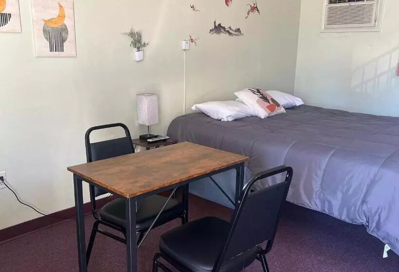 キングサイズベッドのスタンダードルーム, Midtown Inn & Suites