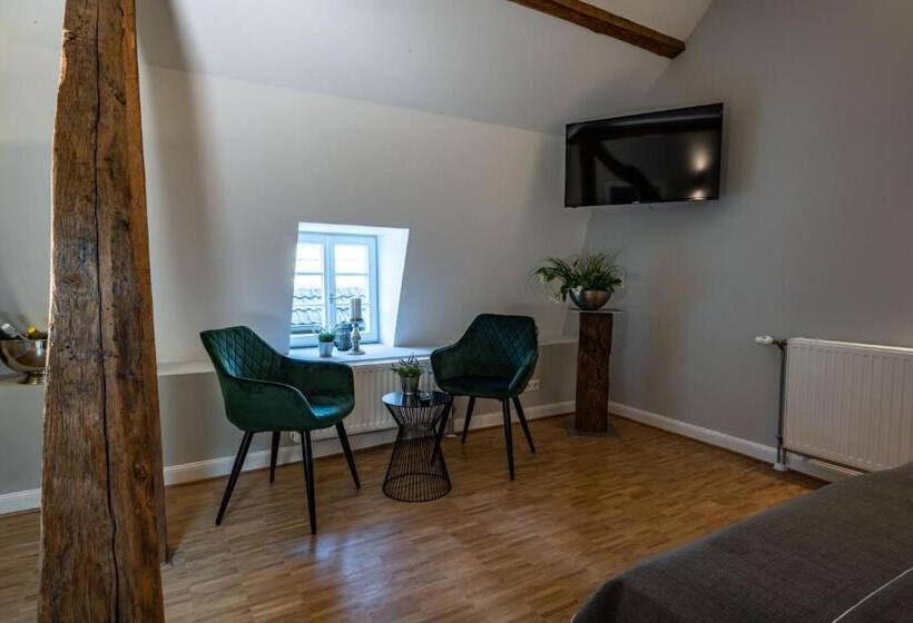 סוויטה דלוקס, Zur Krone