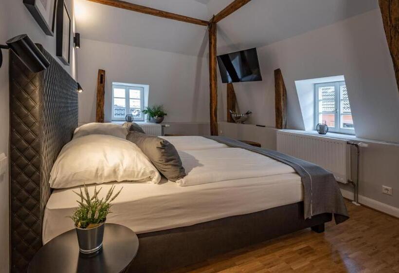 סוויטה דלוקס, Zur Krone