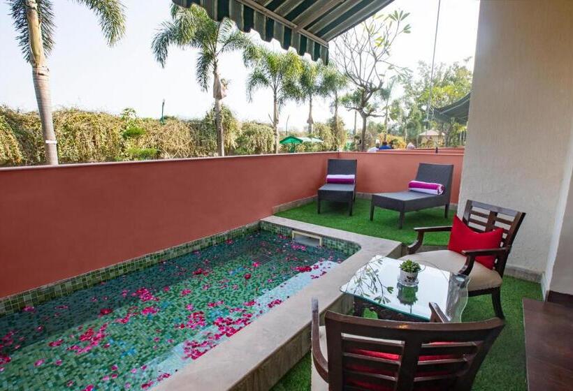 سوییت با استخر, The Neeraj River Forest Resort Ayurvedic Wellness Center