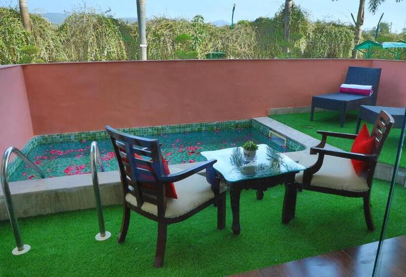 套房配有游泳池, The Neeraj River Forest Resort Ayurvedic Wellness Center