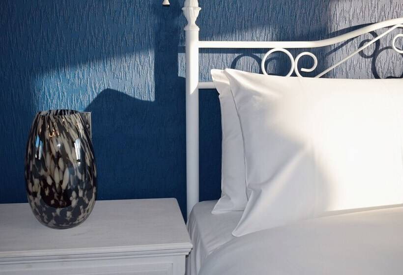 חדר סופריור לשלושה עם נוף לים, Penn House