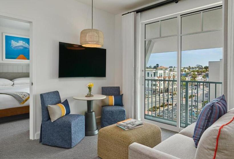 Deluxe Room King Bed & City View