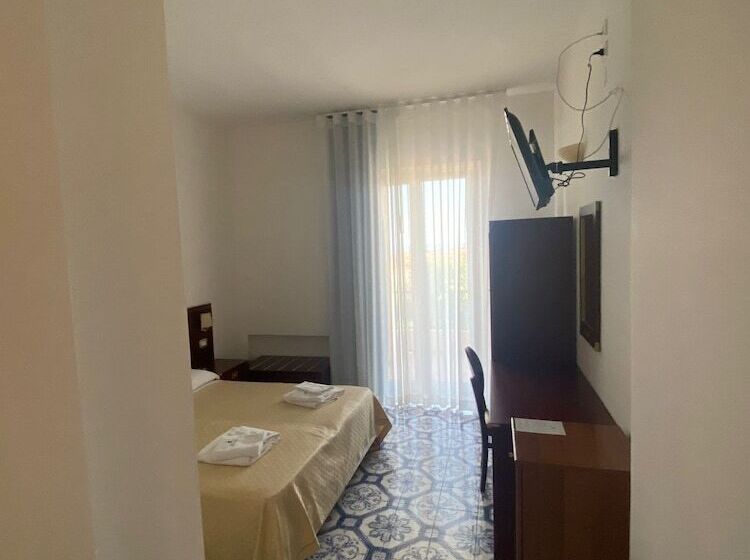 Номер Стандарт Вид на Море, America