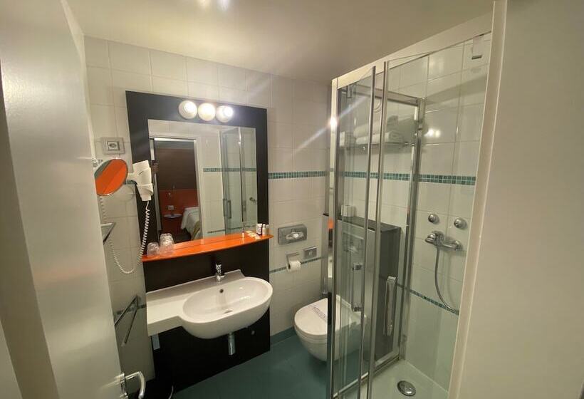 اتاق استاندارد سه نفره, Design Hotel F6