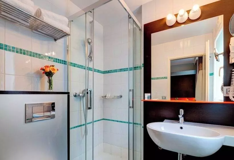 اتاق استاندارد سه نفره, Design Hotel F6