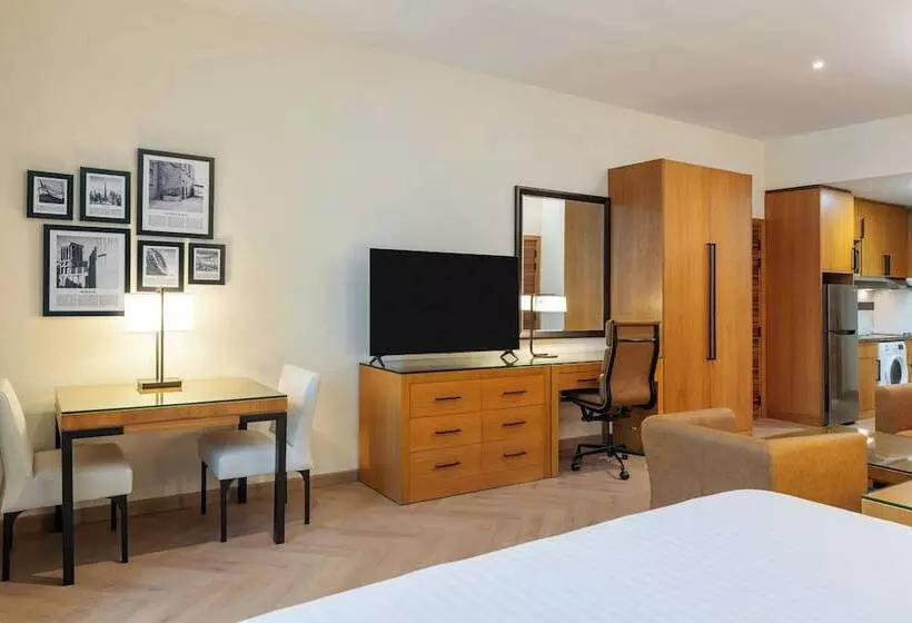 استودیوی لوکس, Four Points By Sheraton Bur Dubai