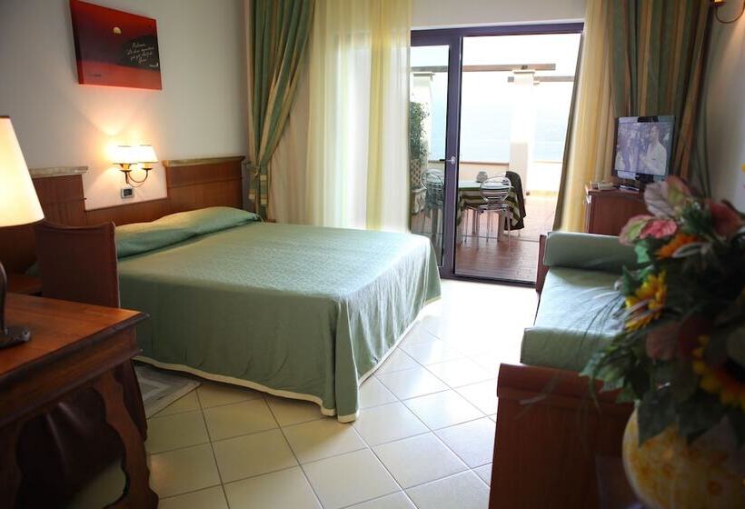 Triple Room Sea View, La Torre