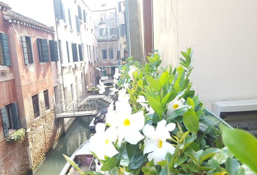 سوئیت جونیور با چشم‌انداز, Locanda Canal