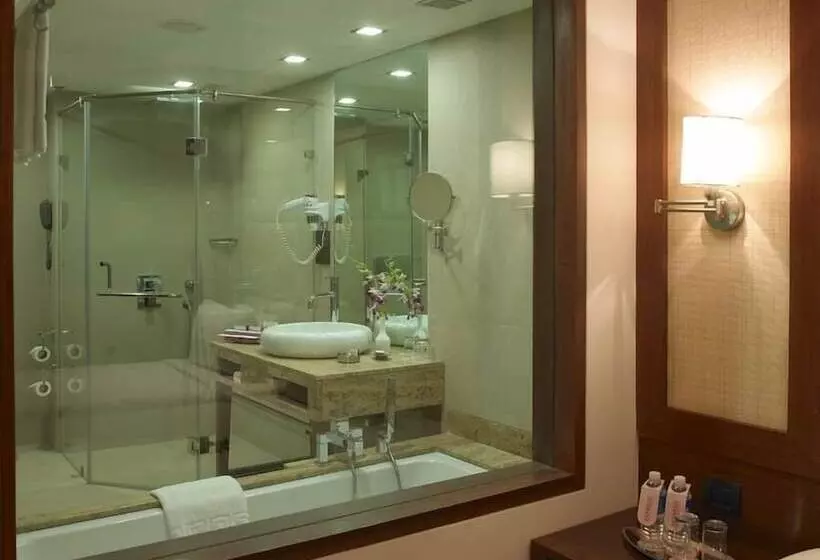 デラックスルーム, Royal Orchid Resort & Convention Centre, Yelahanka Bangalore