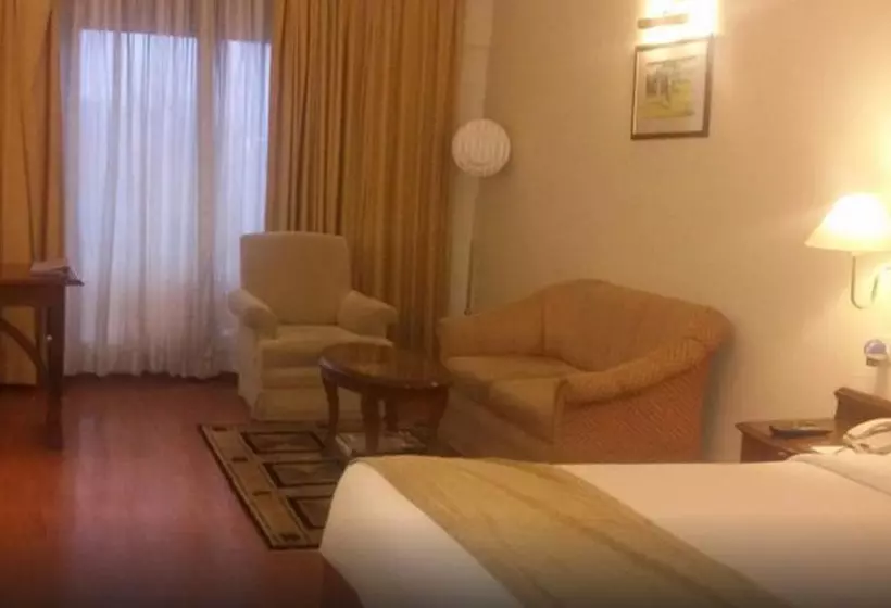 デラックスルーム, Royal Orchid Resort & Convention Centre, Yelahanka Bangalore