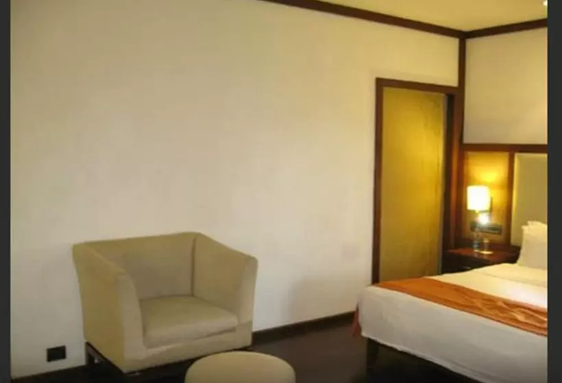 デラックスルーム, Royal Orchid Resort & Convention Centre, Yelahanka Bangalore