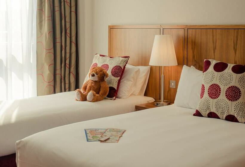 חדר משפחתי, Tallaght Cross