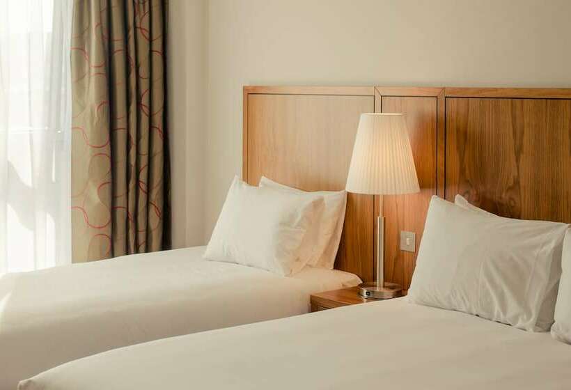 חדר משפחתי, Tallaght Cross