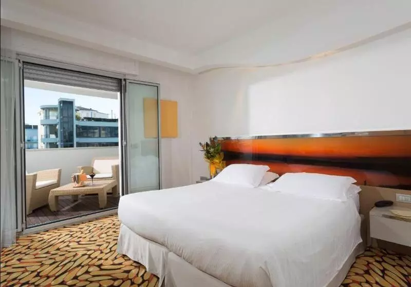 コンフォートルーム, Waldorf  Premier Resort