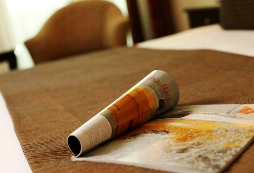 اتاق اجرایی با تخت بزرگ, Swissotel Al Murooj Dubai