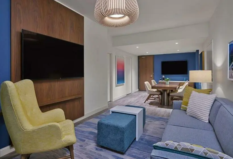 Suite Queen Bed, Walt Disney World Swan Reserve