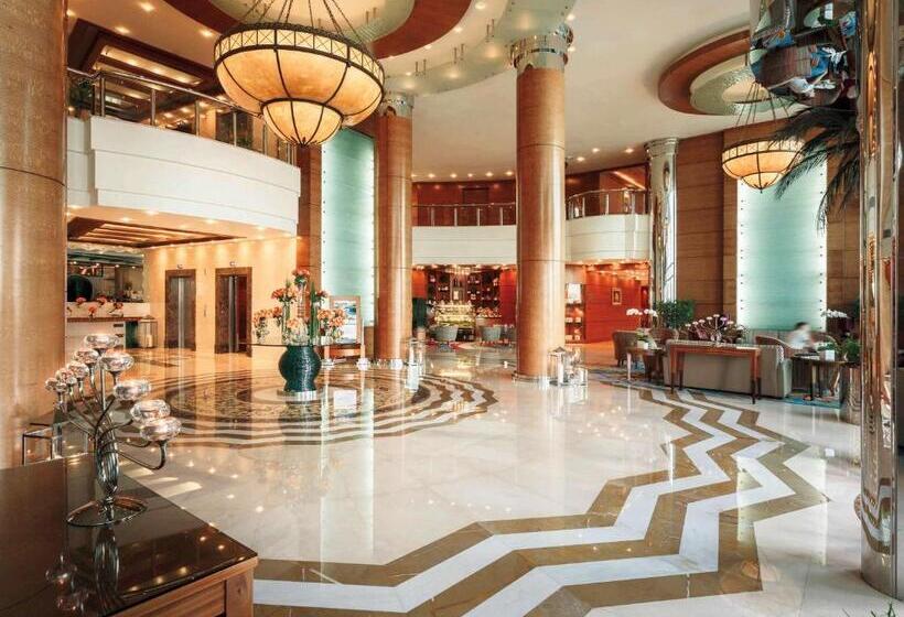 Номер Executive, Swissotel Al Murooj Dubai