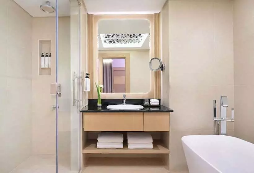 اتاق استاندارد با تخت بزرگ, Swissotel Al Murooj Dubai