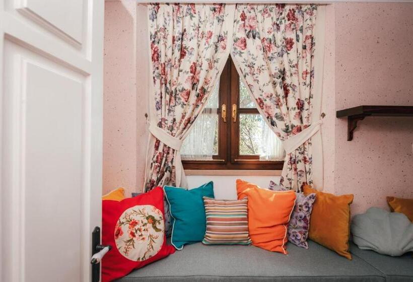 Camera Familiare, Adalya Port