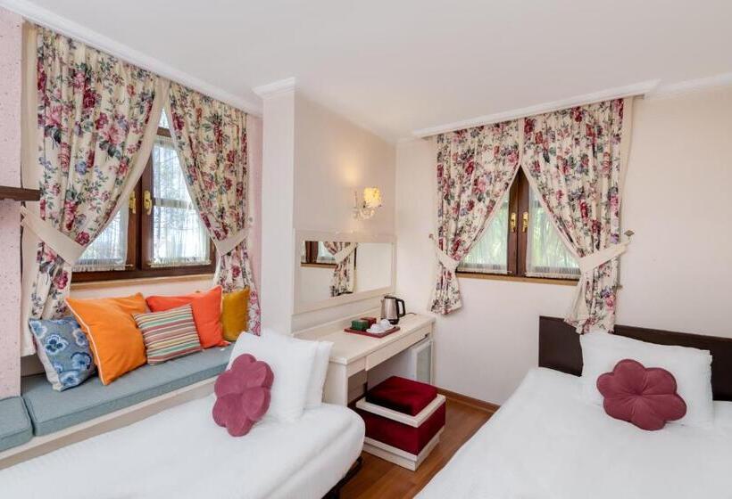 Camera Familiare, Adalya Port