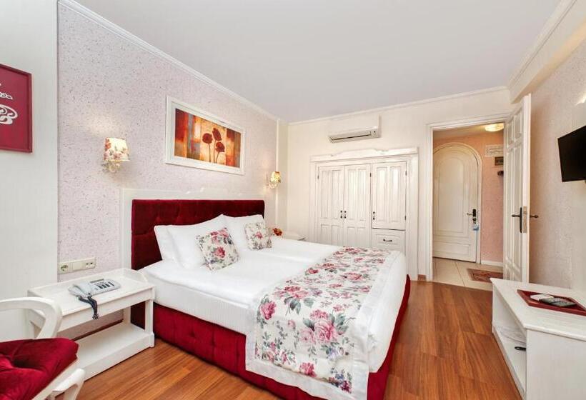 Camera Familiare, Adalya Port