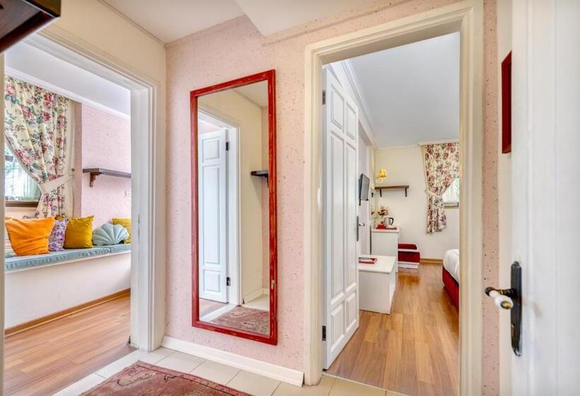 Camera Familiare, Adalya Port