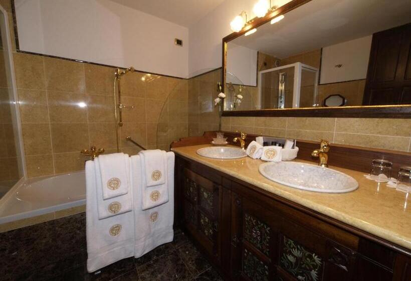 Suite with lake view, Castello Dal Pozzo