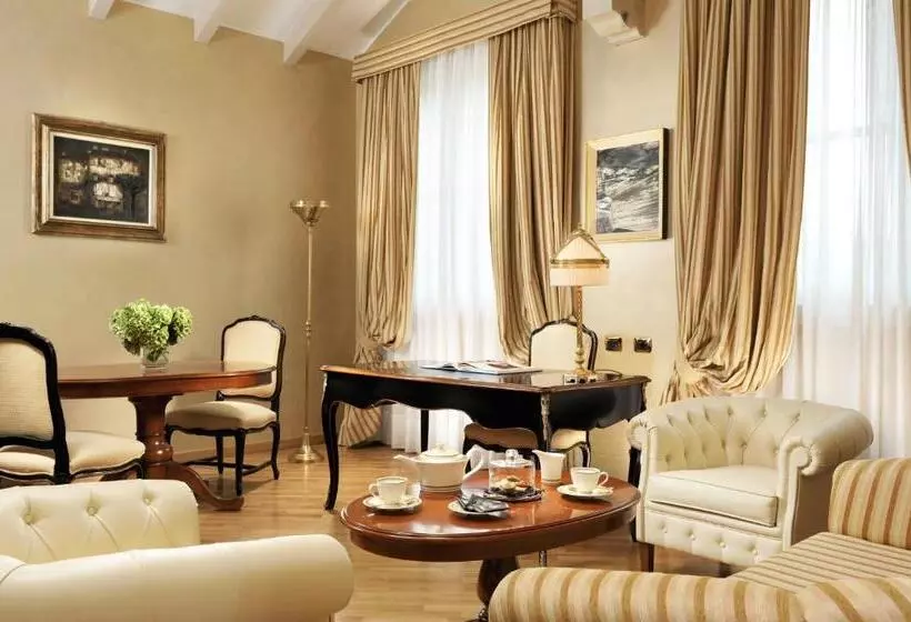 Suite with lake view, Castello Dal Pozzo
