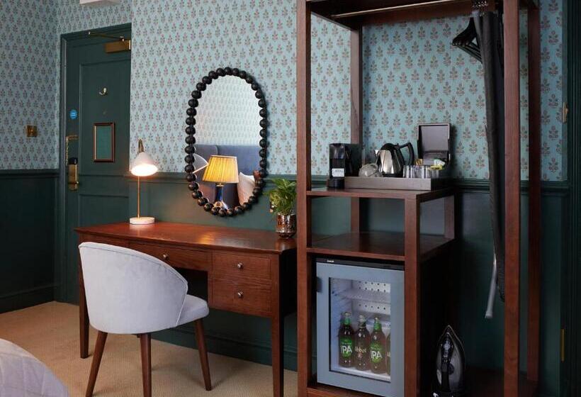 חדר משפחתי, Dog And Partridge By Greene King Inns