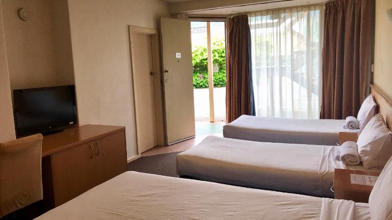 اتاق خانوادگی, Haven Marina Motel