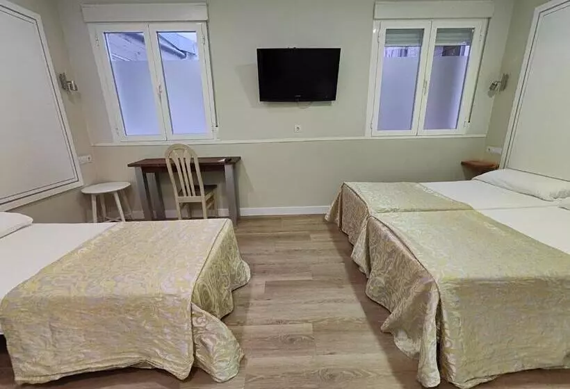 اتاق استاندارد پریمیوم سه تخته, Hostal Madrid