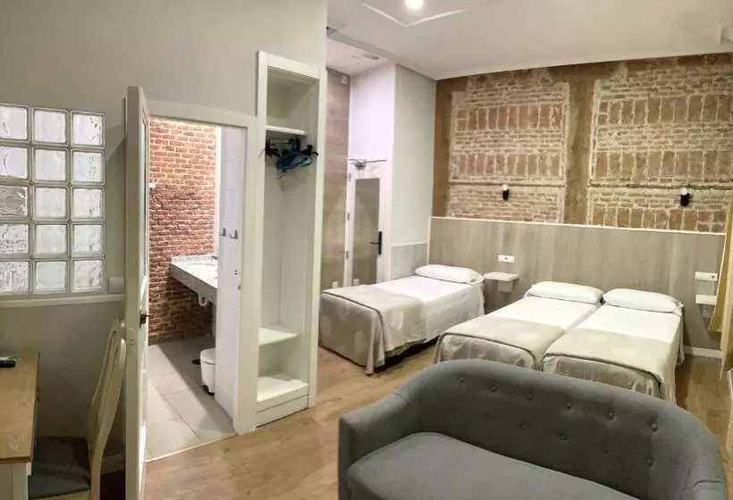اتاق استاندارد پریمیوم سه تخته, Hostal Madrid