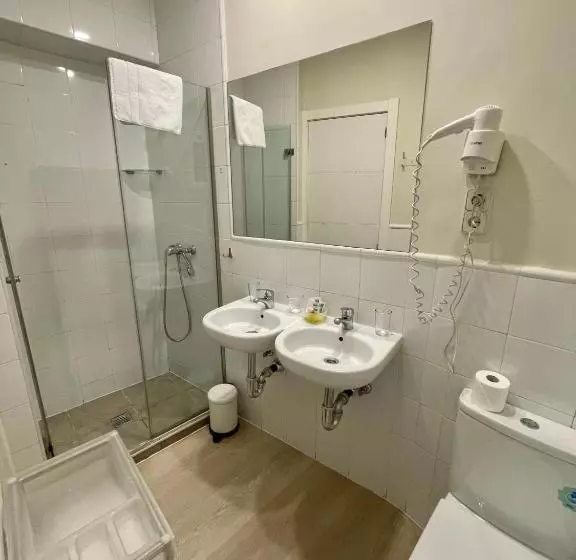 اتاق استاندارد پریمیوم سه تخته, Hostal Madrid