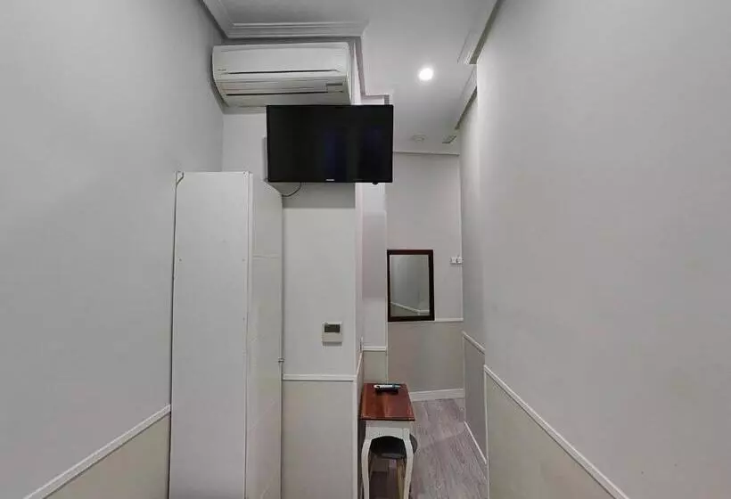 اتاق اینتریور یک تخته, Hostal Madrid
