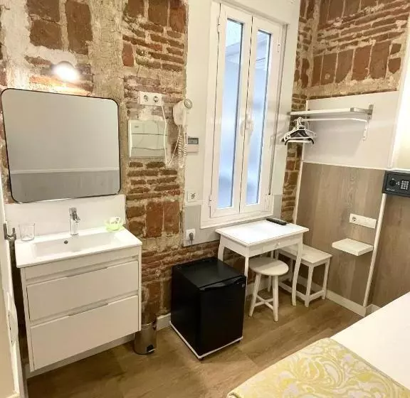 اتاق اینتریور یک تخته, Hostal Madrid