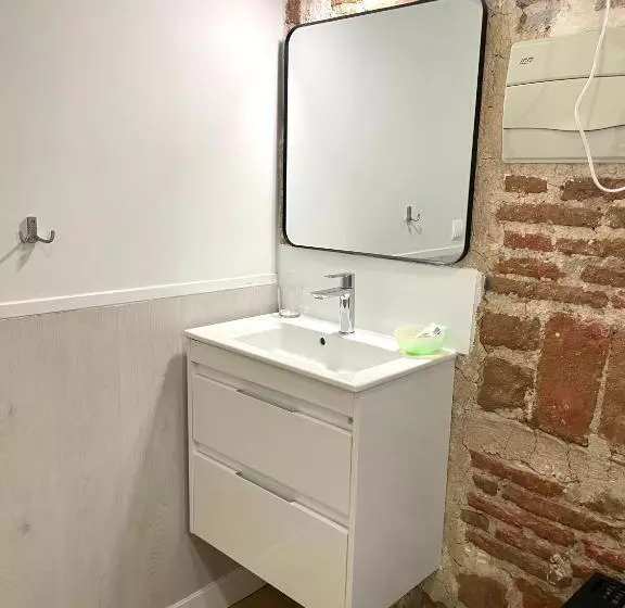 اتاق اینتریور یک تخته, Hostal Madrid