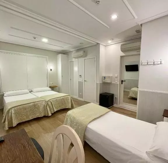 اتاق استاندارد پریمیوم سه تخته, Hostal Madrid