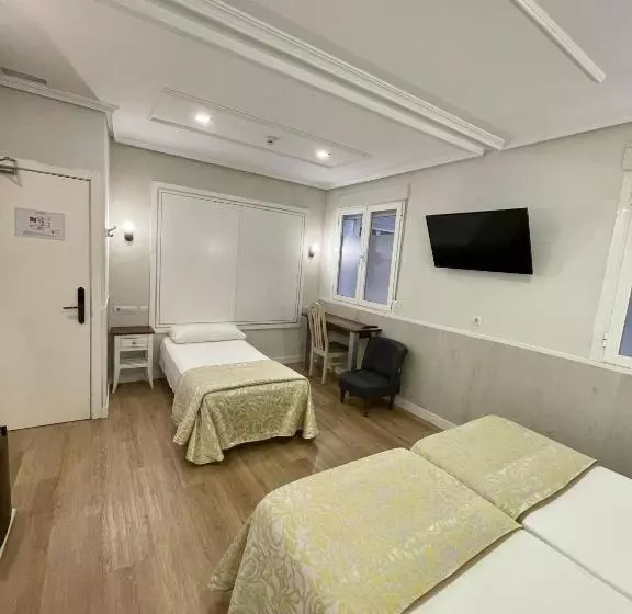 اتاق استاندارد پریمیوم سه تخته, Hostal Madrid