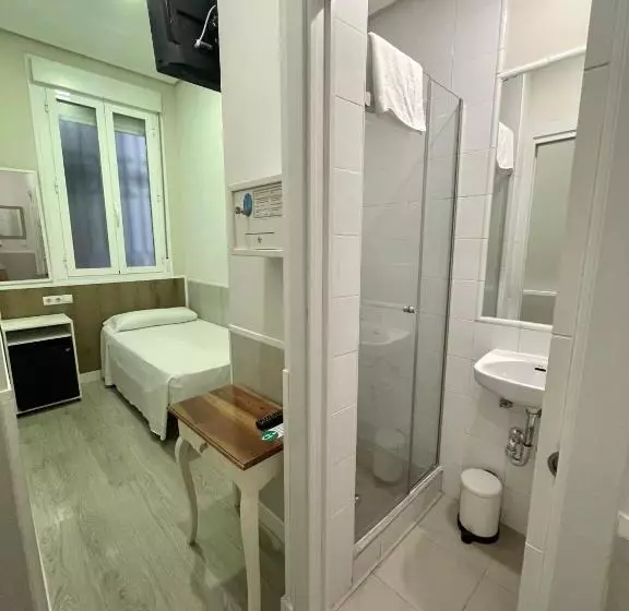 اتاق اینتریور یک تخته, Hostal Madrid