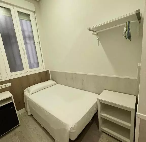 اتاق اینتریور یک تخته, Hostal Madrid
